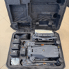 Valise ouverte contenant un drone et ses accessoires.