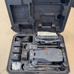 Valise ouverte contenant un drone et ses accessoires.
