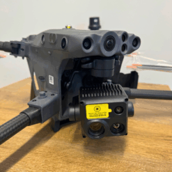 Drone technologique sur table en bois.