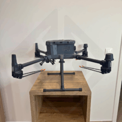 Drone posé sur une table en bois