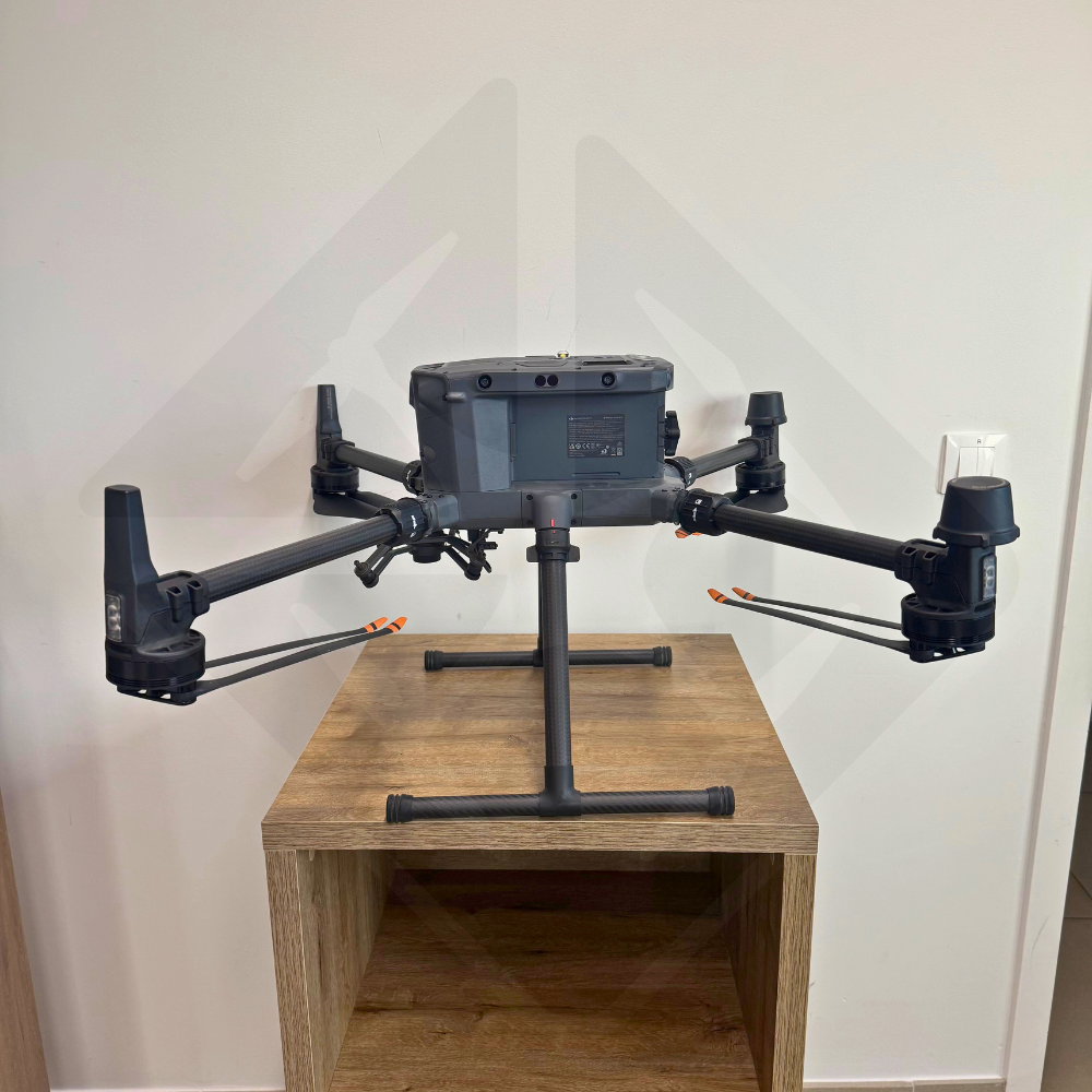 Drone posé sur une table en bois