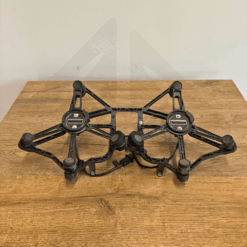 Support noir pour appareil électronique sur table en bois.