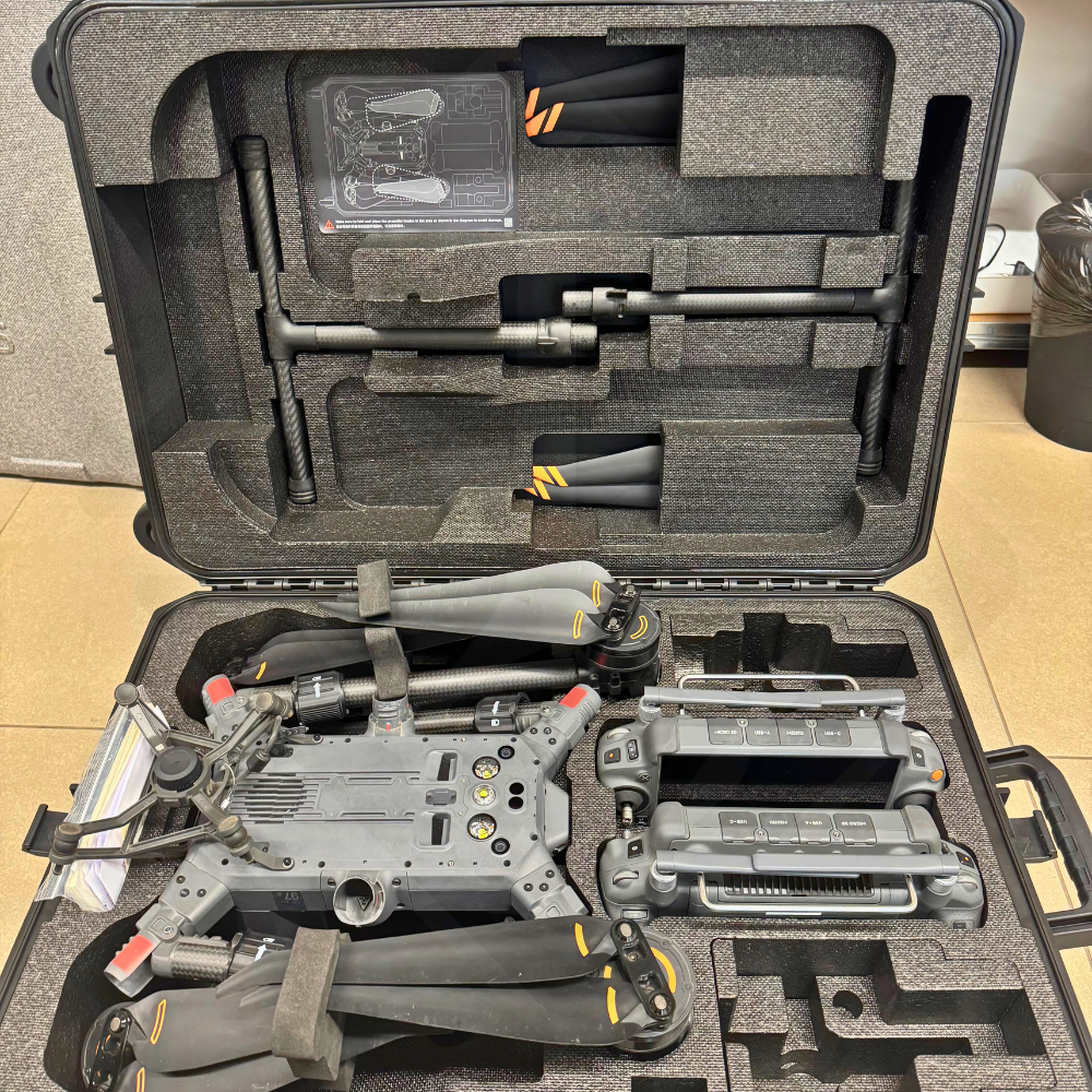 Drone plié dans sa valise de transport.