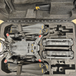 Drone plié dans une mallette de transport noire.