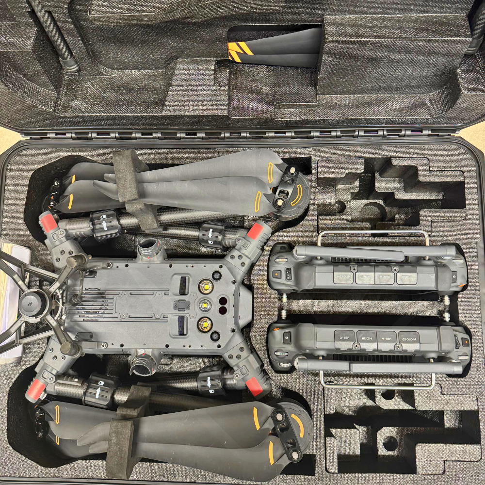 Drone plié dans une mallette de transport noire.