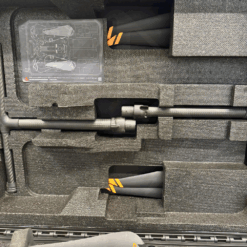 Boîte de rangement avec outils ou pièces détachées.