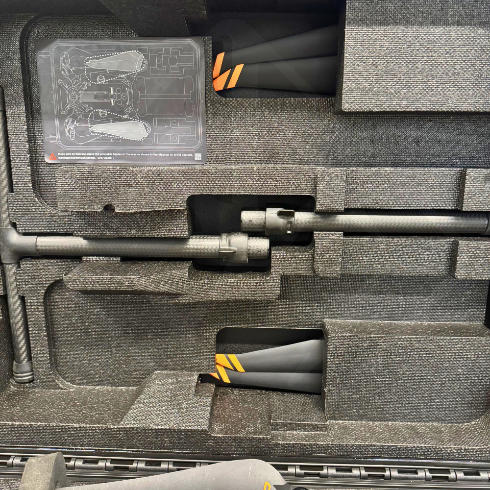 Boîte de rangement avec outils ou pièces détachées.