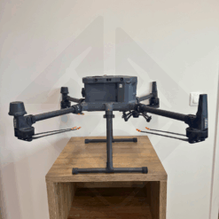 Drone posé sur une table en bois.