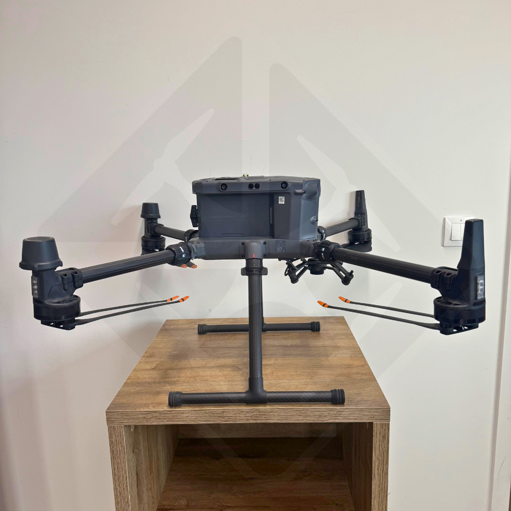 Drone posé sur une table en bois.