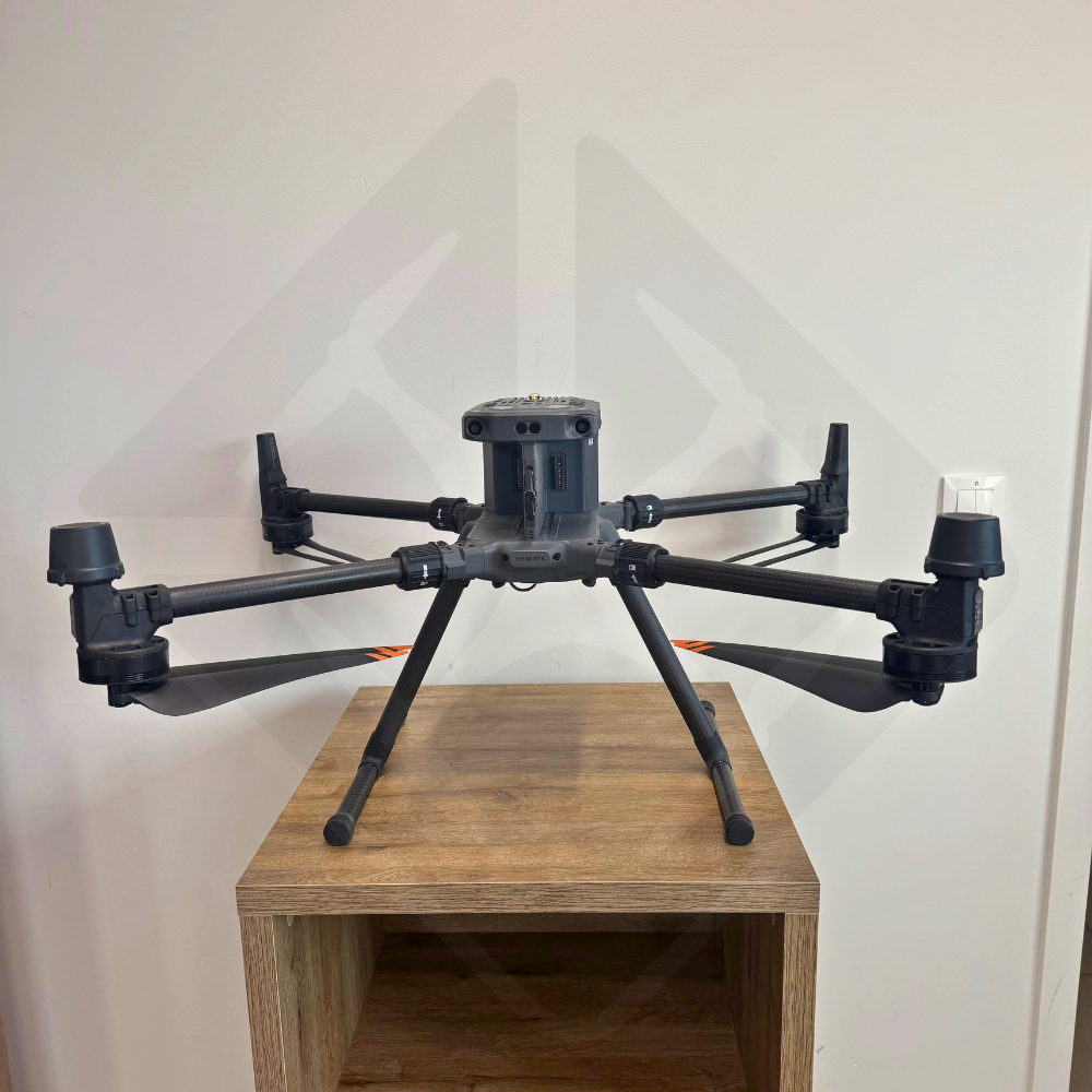 Drone noir posé sur une table en bois.