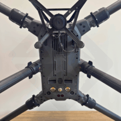 Vue dessous d'un drone avec bras étendus.