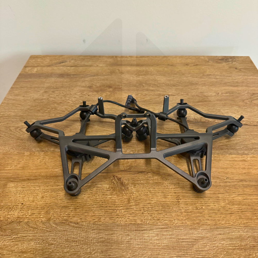 Support métallique sur table en bois.