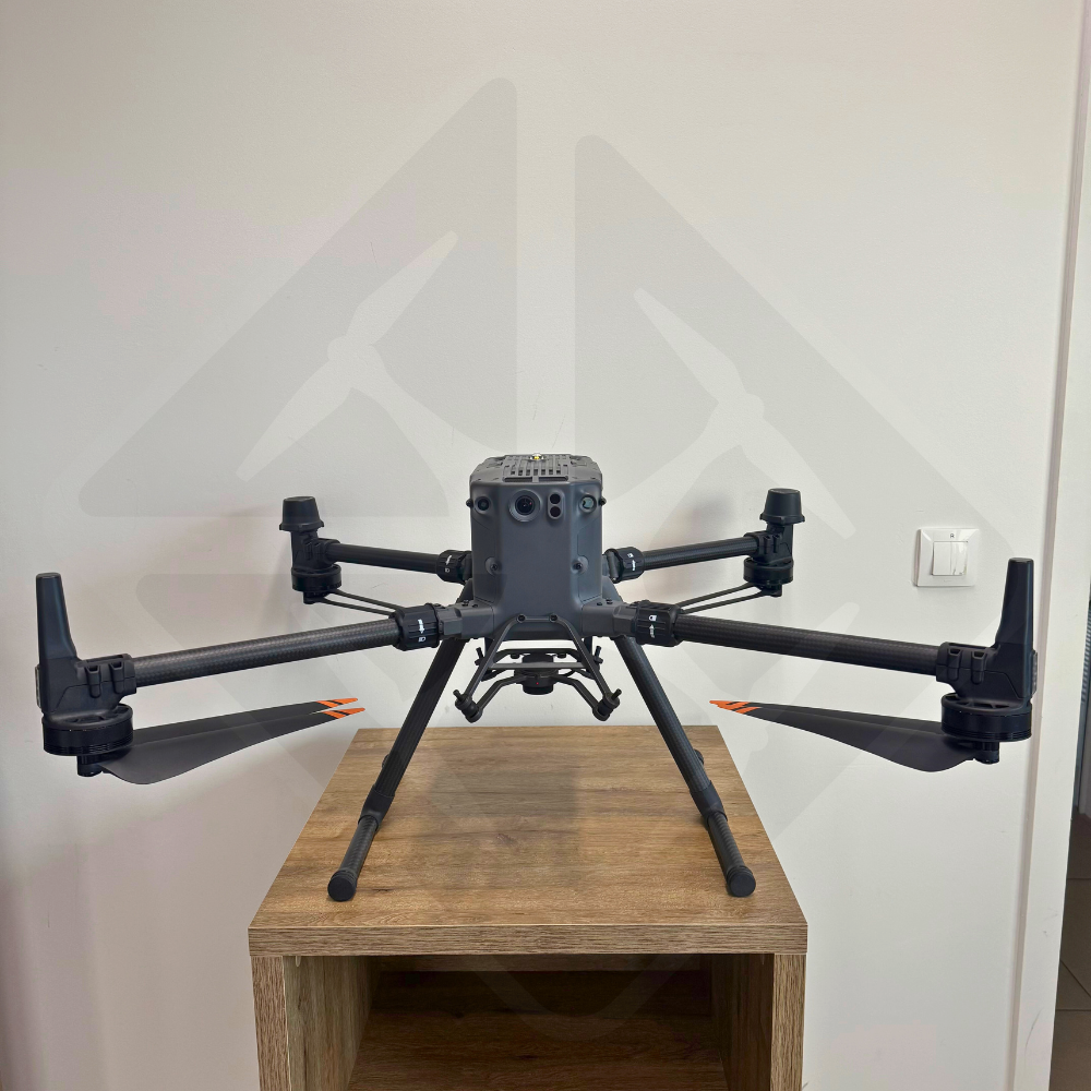 Drone noir posé sur une table en bois.