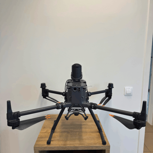 Drone noir posé sur une table en bois.