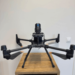 Drone noir sur une table en bois.