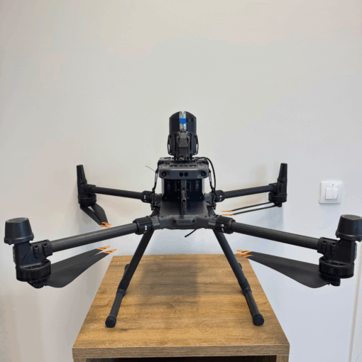 Drone noir sur une table en bois.