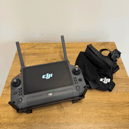 Télécommande et sac DJI sur une table en bois.