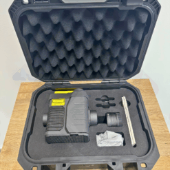 Appareil électronique dans une mallette de protection noire.