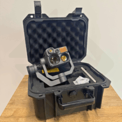 Caméra dans une valise de transport ouverte en mousse.