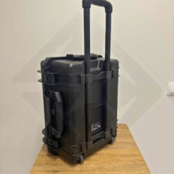 Valise noire sur roulettes avec poignée télescopique.