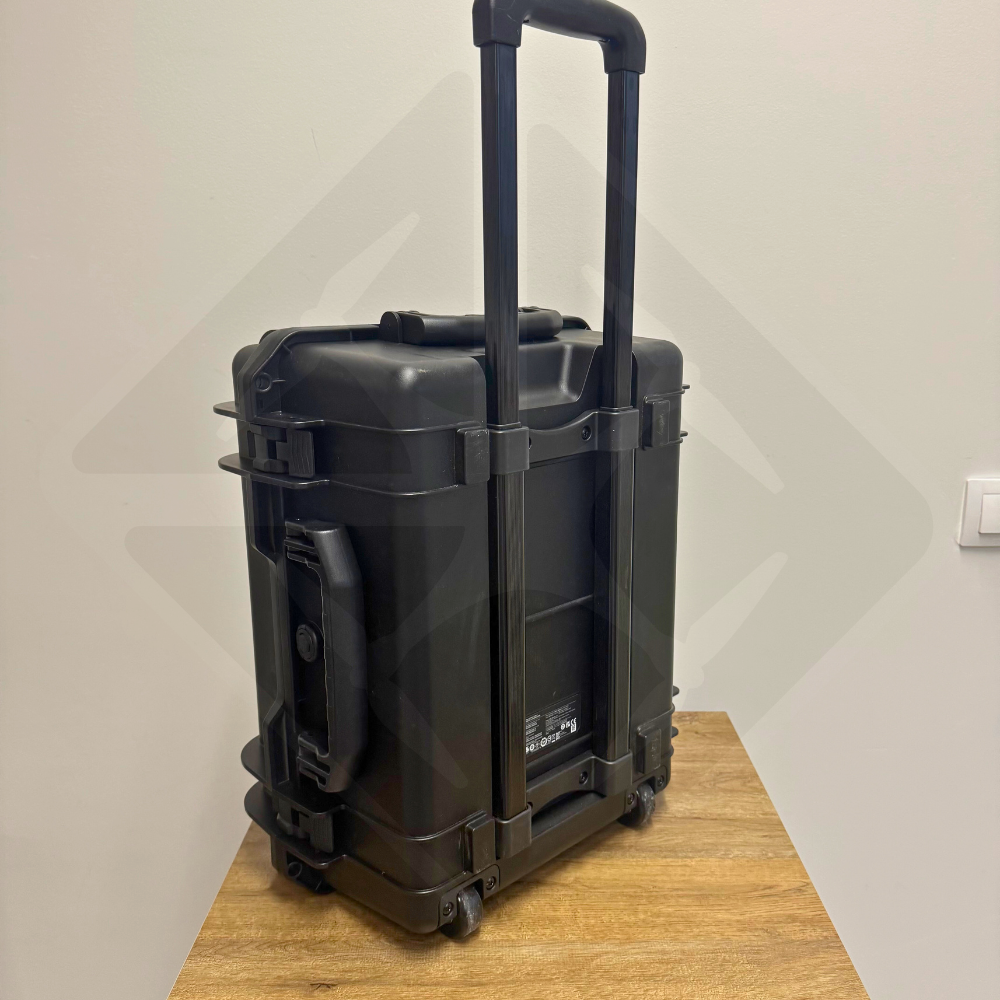 Valise noire sur roulettes avec poignée télescopique.