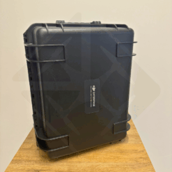 Boîtier noir de protection rigide sur table en bois.