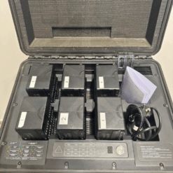 Valise contenant plusieurs chargeurs et un câble électrique.