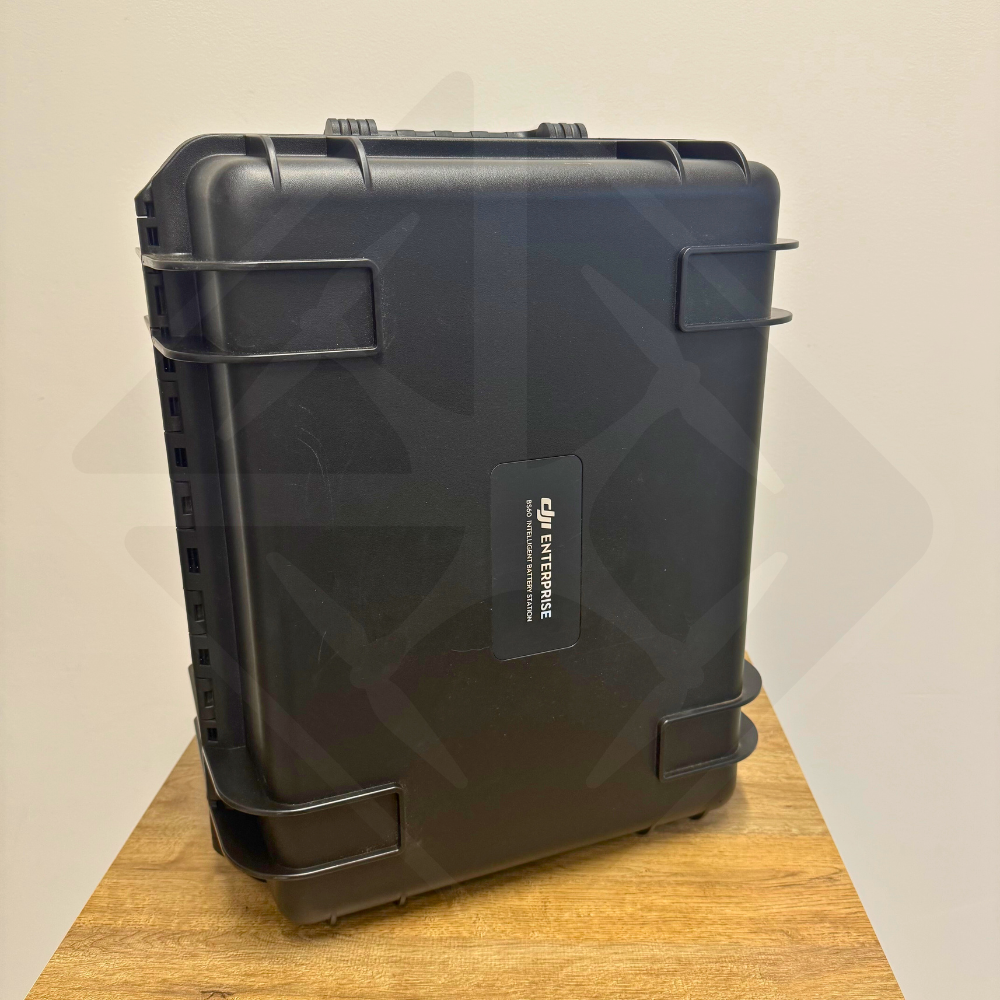 Boîtier noir de protection rigide sur table en bois.