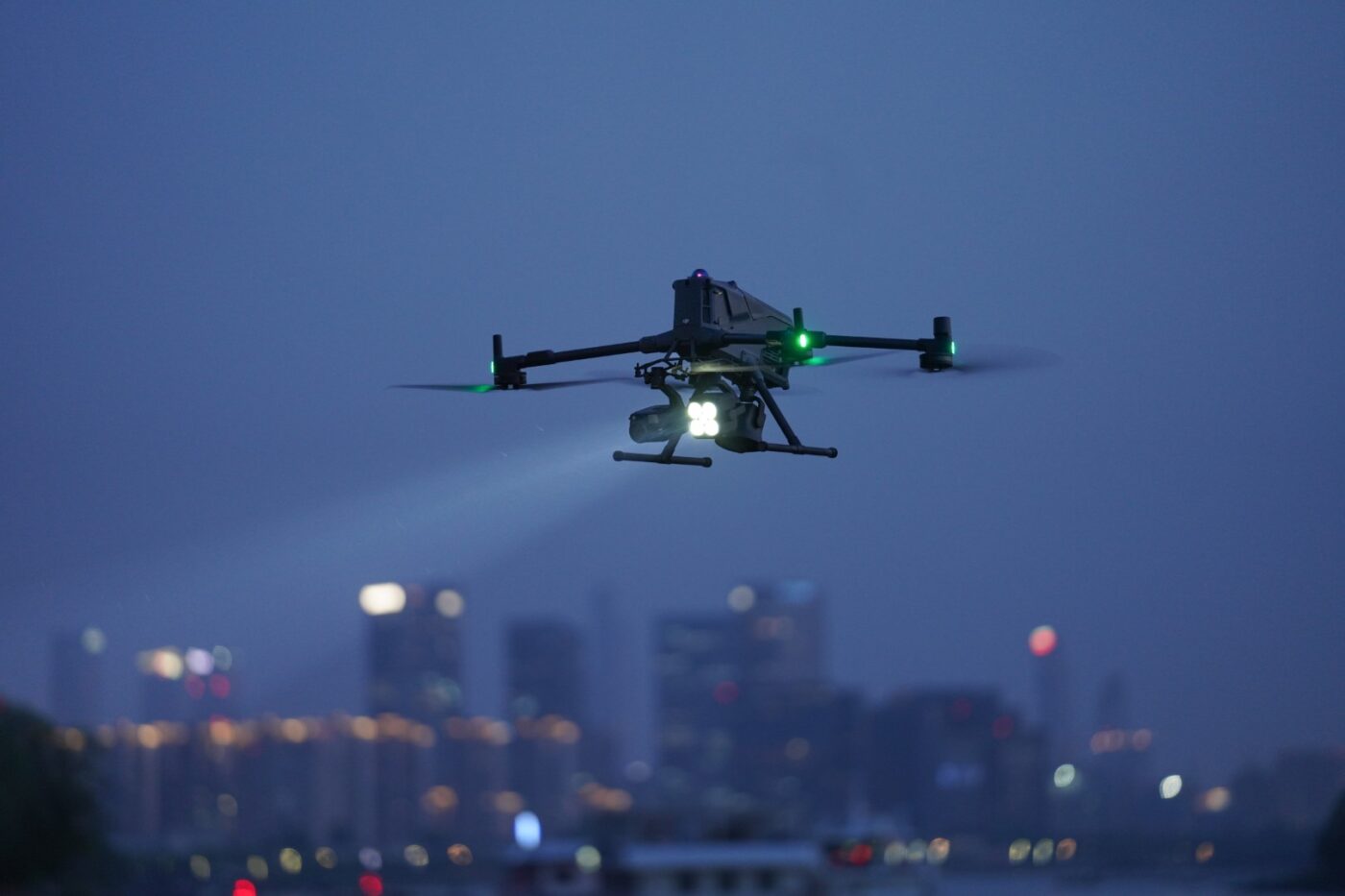 Drone volant dans le ciel nocturne urbain.