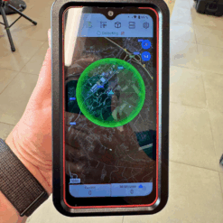 Tablet met handbediening met weergegeven GPS-kaart.