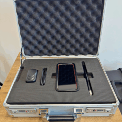 Open koffer met smartphone en accessoires.