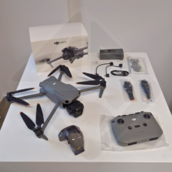 Drone et accessoires posés sur une table.