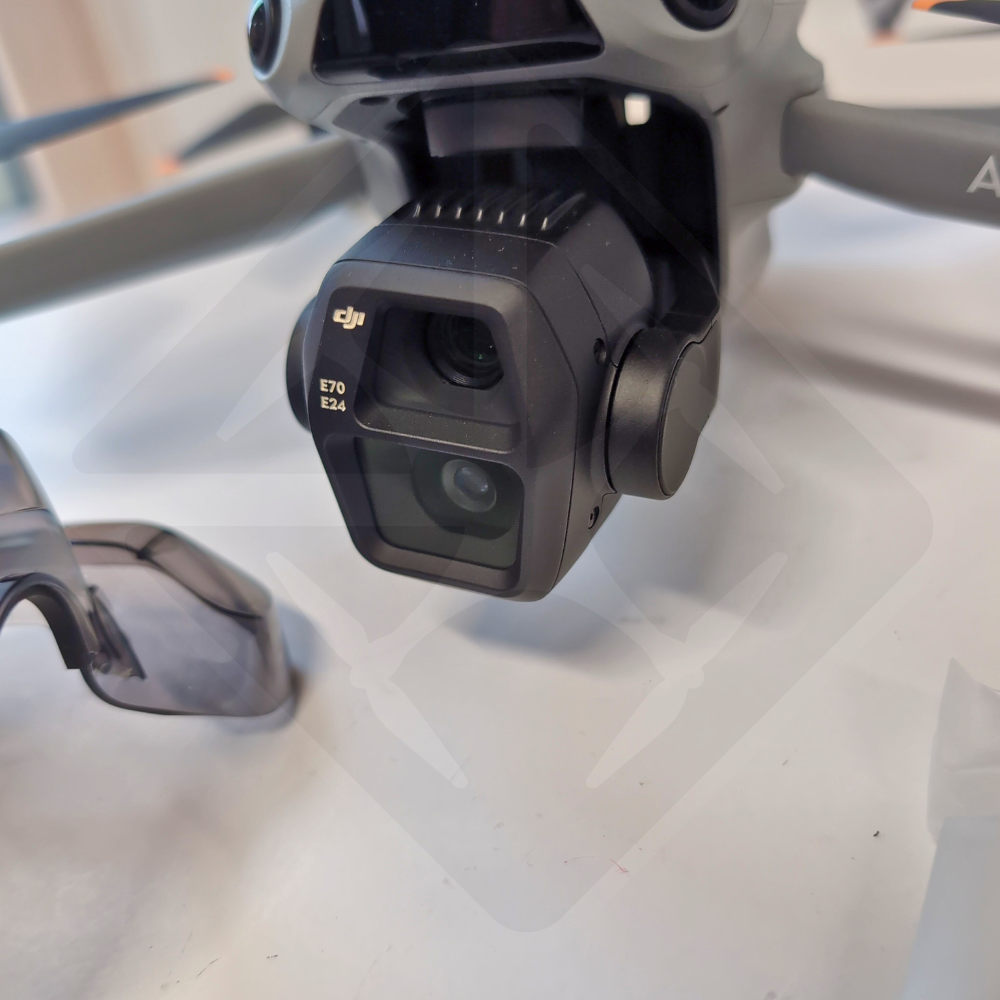 Caméra de drone avec lunettes de protection.