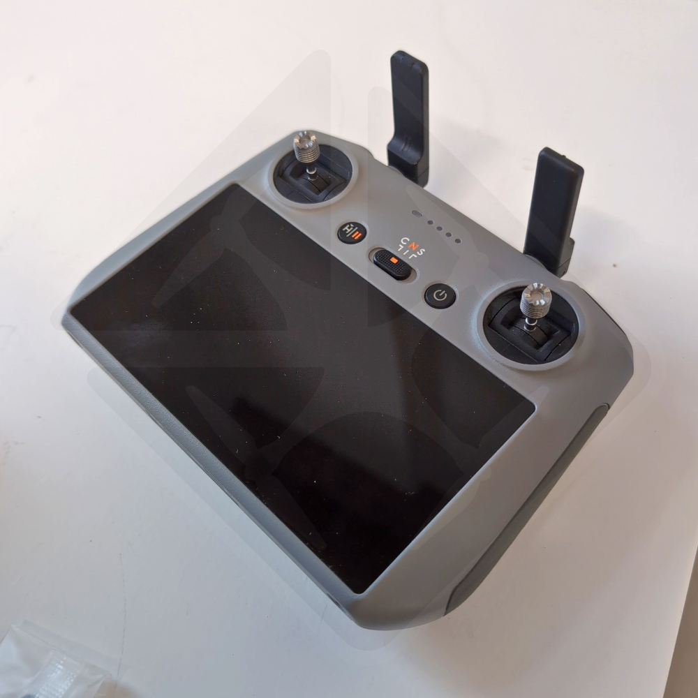 Manette de drone avec écran intégré.