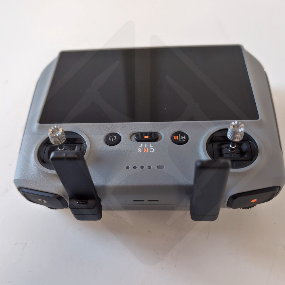 Télécommande de drone avec grands joysticks.