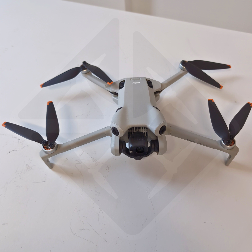 Drone gris posé sur une table.