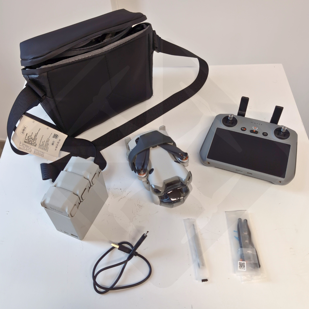 Kit de drone avec sac, télécommande, accessoires.