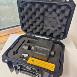 Caméra dans une mallette de protection en mousse.