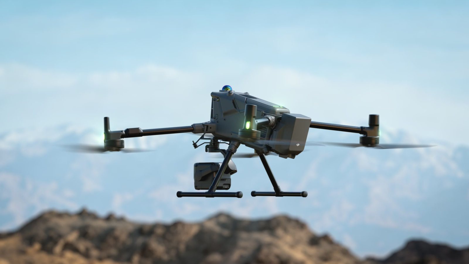 DJI Matrice 400 équipé du parachute DJI AP100 en vol