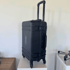 Station de charge DJI BS65 fermée, debout avec poignée télescopique déployée