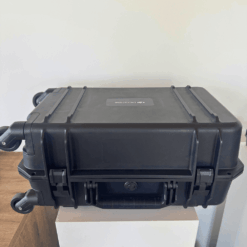 Station de charge DJI BS65 fermée, vue de dessus avec roulettes