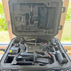 Transportkoffer der DJI Matrice 300 RTK geöffnet mit Zubehör
