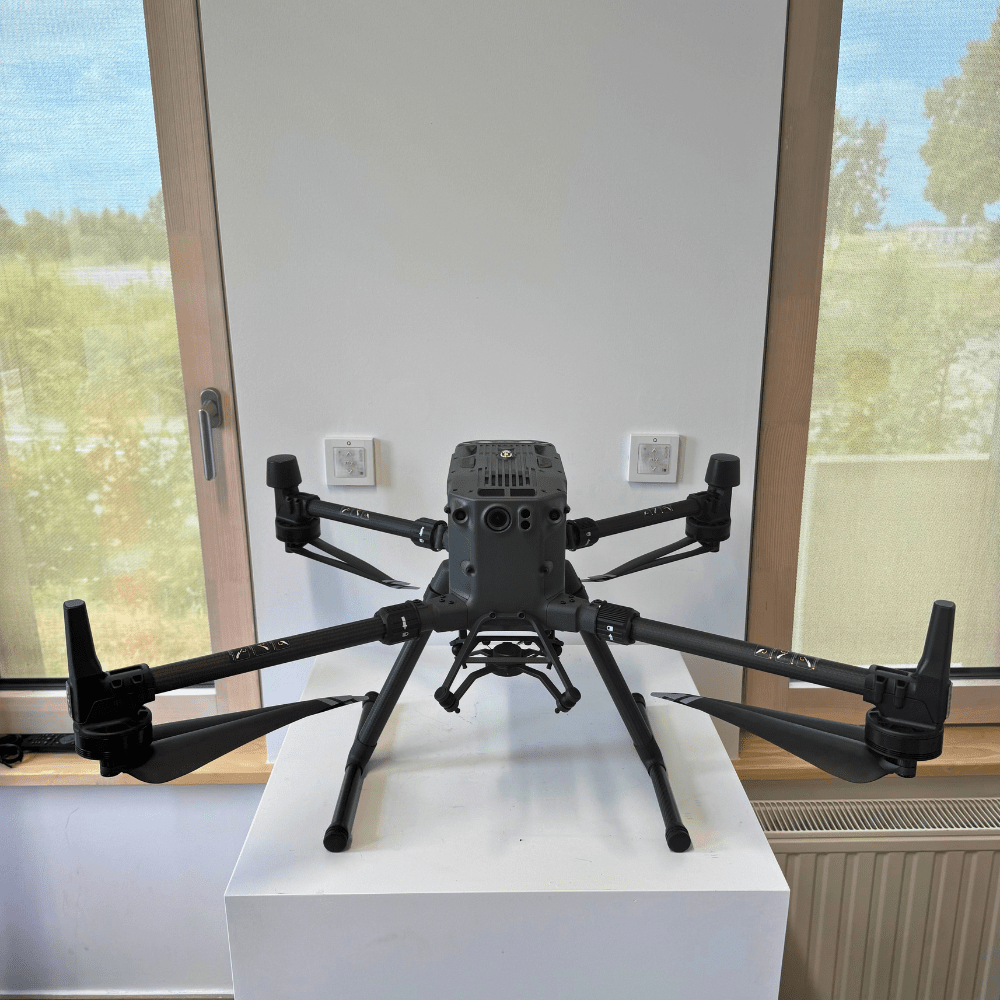 DJI Matrice 300 RTK aufgeklappt, Dreiviertelansicht