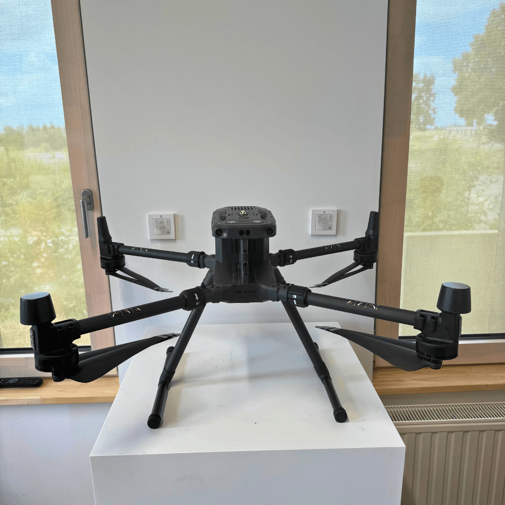 DJI Matrice 300 RTK aufgeklappt, Vorderansicht