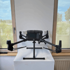 DJI Matrice 300 RTK aufgeklappt, Vorderansicht aus der Nähe