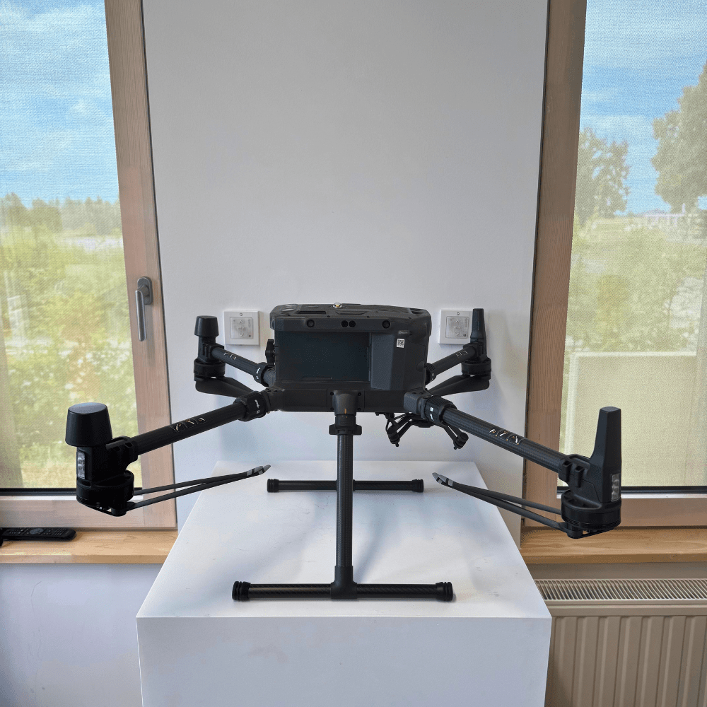 DJI Matrice 300 RTK aufgeklappt, Vorderansicht aus der Nähe