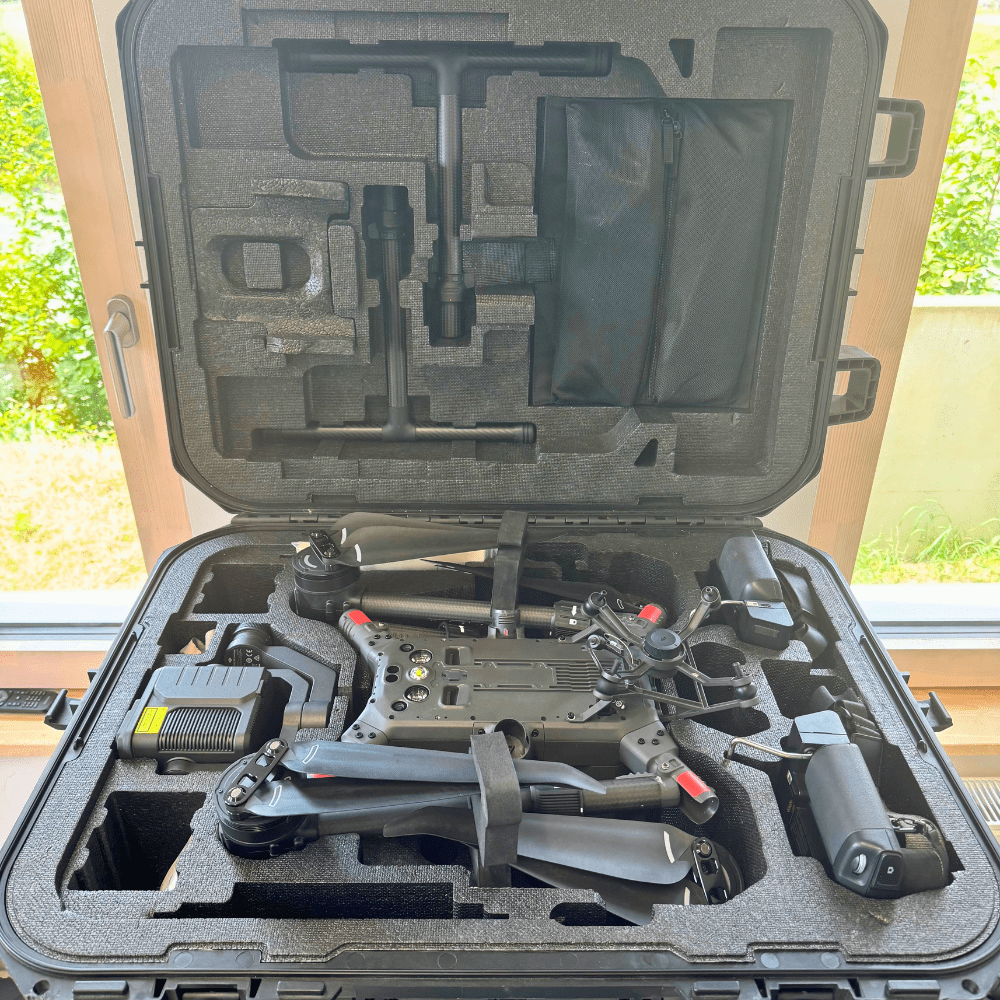 Transportkoffer der DJI Matrice 300 RTK geöffnet mit Zubehör