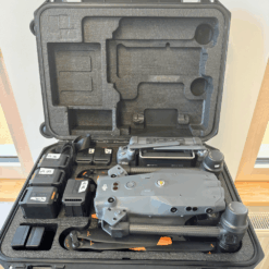 Valise de transport ouverte avec le DJI Matrice 30T et ses accessoires