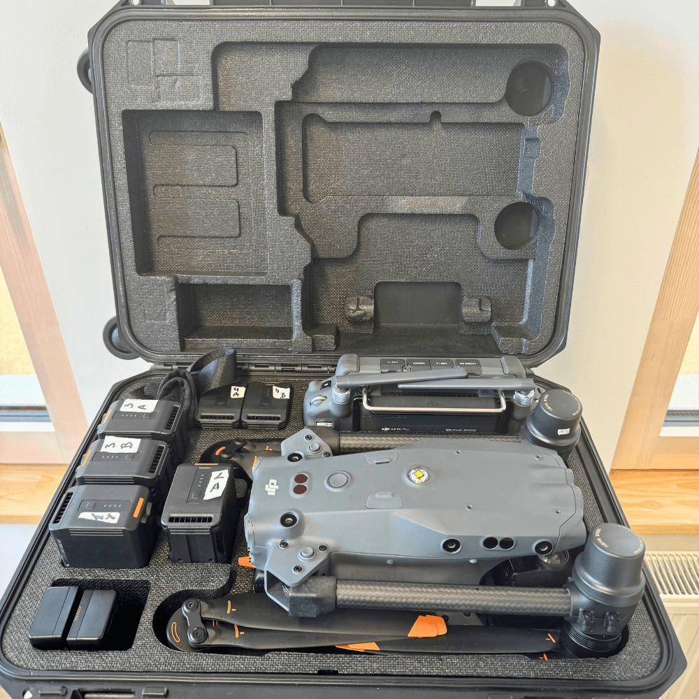 Valise de transport ouverte avec le DJI Matrice 30T et ses accessoires