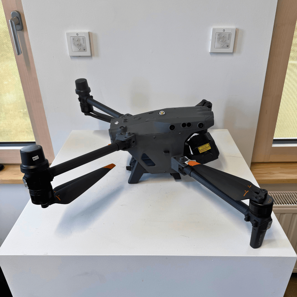 DJI Matrice 30T déplié, vue de trois quarts